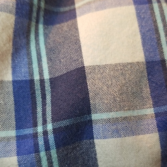 Men'slong sleeve button down dress shirt. - Picture 4 of 4